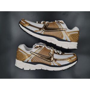 Nike Zoom Vomero 5 Metallic Gold (Women’s). SIZE 8 - HF7723-001